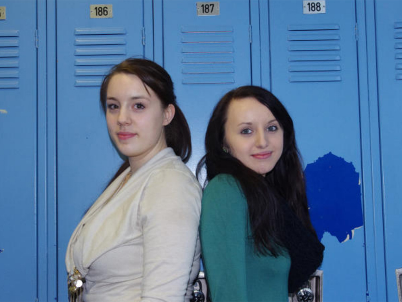 Highschoolschülerin Samantha Zunker (links) nimmt die Gymnasiastin Michelle Klein für einen Tag mit in ihre amerikanische Schule. TV-Foto: Mandy Radics | Host Nation Council Spangdahlem e. V.
