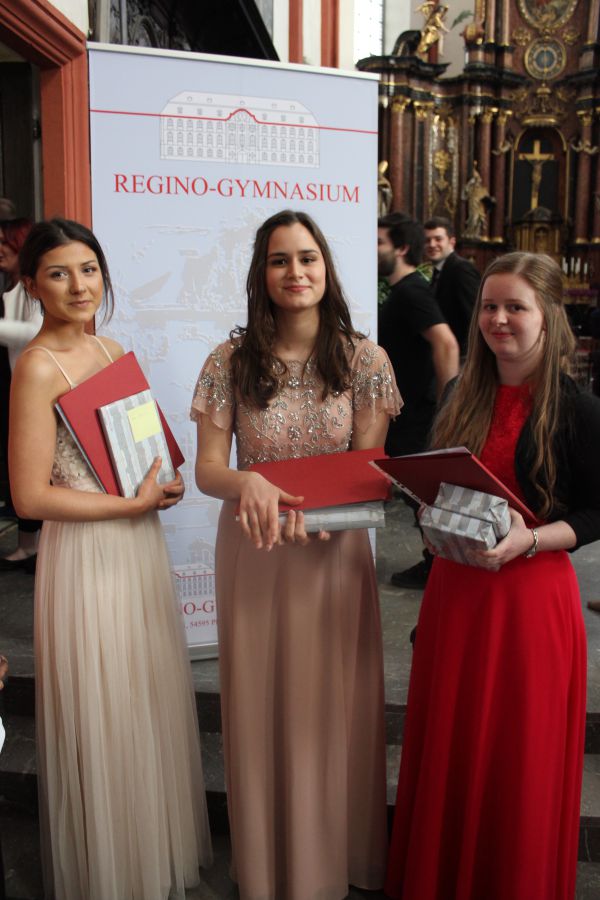 Lea Krommen, Nataša Adžić and Nicola Haas receive Host-Nation-Council-Award