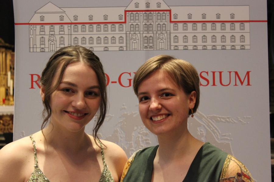 Der Host Nation Council Spangdahlem e. V. gratuliert 2 Abiturientinnen des Regino-Gymnasiums in Prüm für ihre überdurchschnittlichen Leistungen im Schulfach Englisch