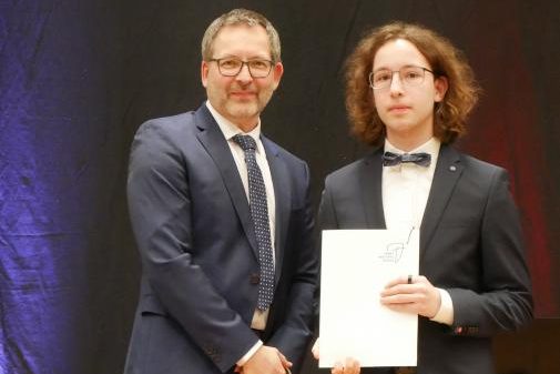 Award from the Host Nation Council Spangdahlem e. V. for outstanding achievements in the subject English at the St. Matthias Schule Bitburg Kilian Thiesen -  graduation ceremony 2024